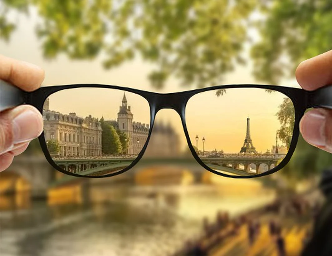 Des lunettes de vue offrant une vision nette de Paris, illustrant le confort visuel