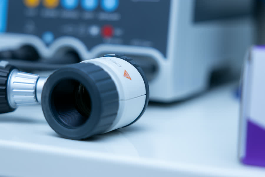 Dermatoscope posé devant un générateur de bistouri électrique
