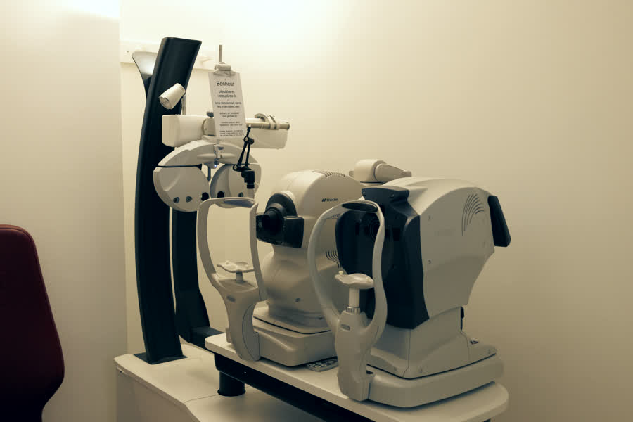 Lampe à fente et appareils d'examen ophtalmologique alignés dans le cabinet