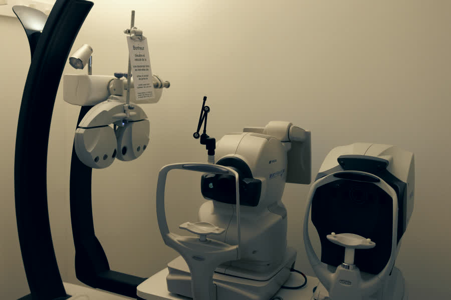 Réfracteur et autoréfractomètre installés dans la salle de réfraction du centre